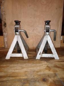 lot 1620 image: Lot Of 2 Silver 3 Ton Jack Stands