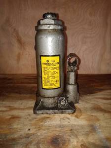lot 1621 image: 6 Ton Hydraulic Jack For Heavy Duty Jobs