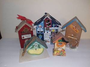 lot 2544 image: Lot of 5 Decorative Bird Houses