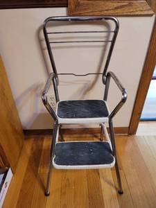 lot 3075 image: Vintage Kitchen Cosco Step Up Stool