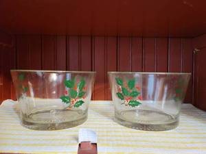 lot 3086 image: Pair of Holly Indiana Glass Serving Bowls