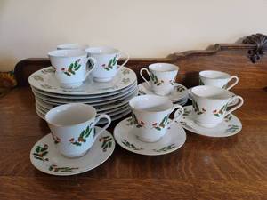 lot 3087 image: Christmas China Holly & Berry Dinner Plates and Cup Saucer Set