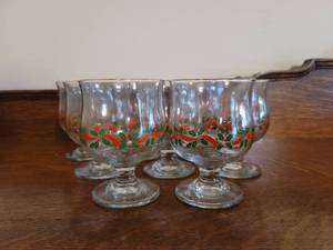 lot 3088 image: Lot of 8 Holly Design Goblets