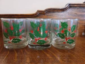 lot 3090 image: 6 Vintage Bartlett Collins Indiana Glass Holly Berry Christmas Whiskey Glasses