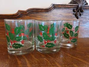 lot 3091 image: Lot of 5 Vintage Bartlett Collins Indiana Glass Holly Berry Christmas Whiskey Glasses