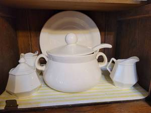 lot 3095 image: White Ceramic Formal Dinning Serving Dish Set