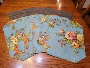 lot 3096 image: Lot of 2 Sets of Decoartive Placemats