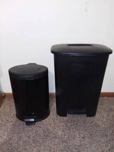 lot 6520 image: 2 Black Flip Top Trash Cans