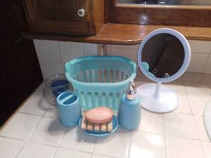 lot 6523 image: Bathroom Organization Lot