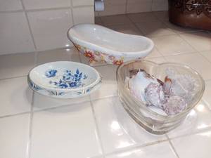 lot 6525 image: Bathroom Soap Dishes
