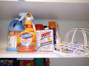 lot 7010 image: Small Lot Of Cleaning Supplies For Laundry Or Home