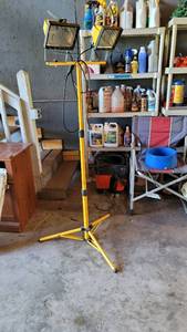 lot 800 image: Utilitech 1000-Watt Double Halogen Shop Light Stand