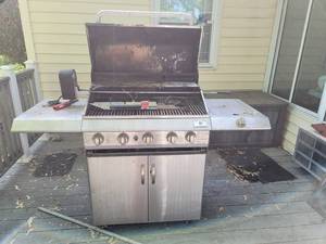 lot 901 image: Makers Mark Professional Propane Grill - Untested Unknown Working Condition
