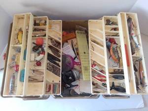 lot 1550 image: Vintage Old Pal 1290 Tackle Box With Contents - Vintage Lures