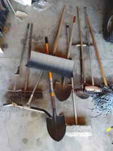 lot 1561 image: Lot of Yard Tools Shovels Rakes Brooms