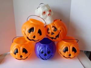 lot 1585 image: Lot of 6 Plastic Trick-or-treat Jack-o-lanterns