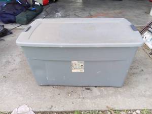 lot 1586 image: Gray Sterlite 45 Gallon Storage Tub