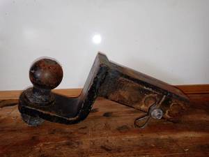 lot 1639 image: Trailer Hitch Ball And Receiver 5000 Limit
