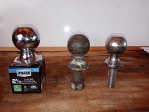 lot 1642 image: Lot Of 3 Different Sized And Weight Capacity Hitch Balls