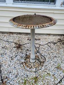 lot 9025 image: Petite Cast Iron Bird Bath