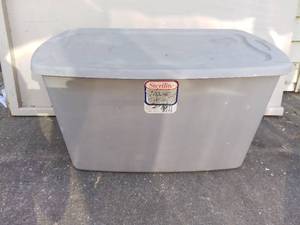 lot 9224 image: Sterlite 30 Gallon Grey Tote