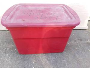 lot 9225 image: Red Sterlite 20 Gallon Storage Tote