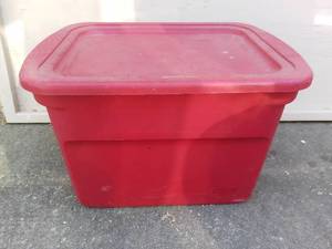 lot 9226 image: Red Sterlite 20 Gallon Tote