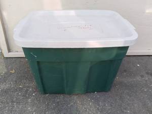 lot 9227 image: Rubbermaid Roughneck Green 18 Gallon Storage Tote