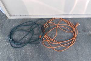 lot 9229 image: Two 25 Foot Extension Cords