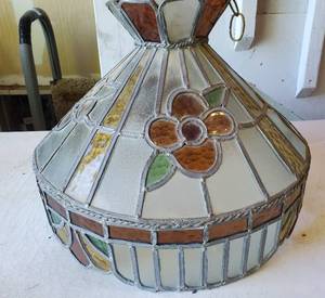 lot 183 image: Stain Glass Vintage Lamp Shade with Floral Desigb