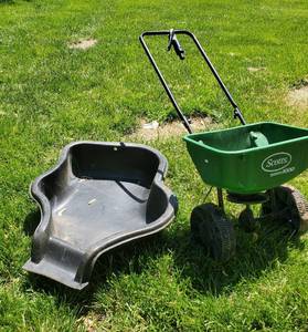 lot 1027 image: Scotts Seed Spreader with Small Pond