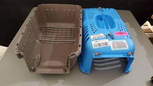lot 25762 image: BlueGray Pet Carrier (18.5 X 11.5 W X 12.5 H) Missing Some Screws