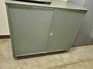 lot 32580 image: Metal Storage Cabinet