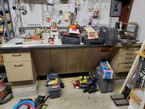 lot 32523 image: Metal Desk
