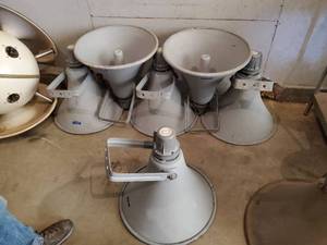 lot 32534 image: (6) 19in Horn Speakers