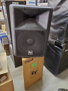 lot 35696 image: (2) Electro Voice Speakers SX300