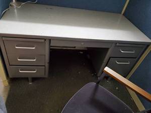 lot 32559 image: 5ft Metal Desk