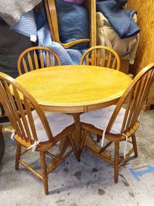 lot 1003 image: Round Oak Dropleaf Dining Table 30 x 42 x 42 in with 4 Oak Chairs