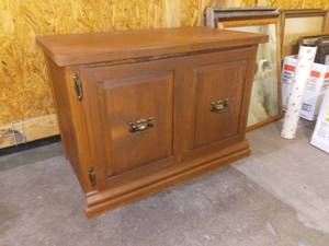 lot 1015 image: Wood TV Stand 20 x 29 x 16 in