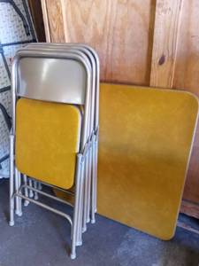 lot 1026 image: Vintage Samsonite Yellow Square Card Table with 4 Folding Chairs