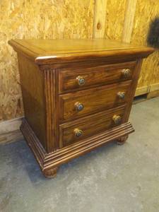 lot 1034 image: Wooden 3 Drawer Night Stand 28 x 29 x 17 in