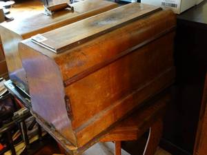 lot 19645 image: Old Sewing Machine in Locked Wood Case