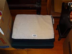 lot 19651 image: Soft Cushion Knee Pillows