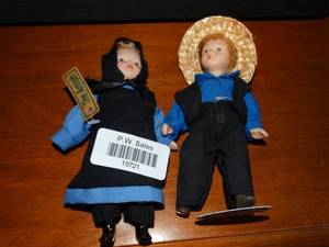 lot 19721 image: Lot of 2 Small Amish Dolls