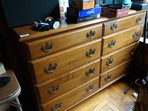 lot 19722 image: 8 drawer wood dresser