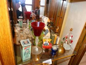 lot 19756 image: Contents Of Display  Small Collectibles