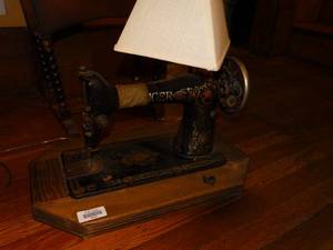 lot 19638 image: Singer Sewing Machine Lamp