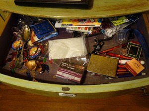lot 19633 image: Contents of Drawer - River Fest buttons and Misc