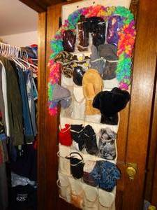 lot 19772 image: Lot of Gloves and Scarves