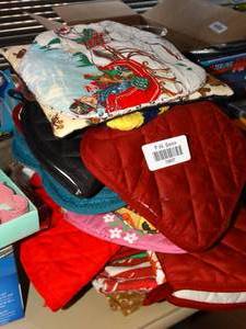 lot 19837 image: Lot of New Hot Pads and Mittens